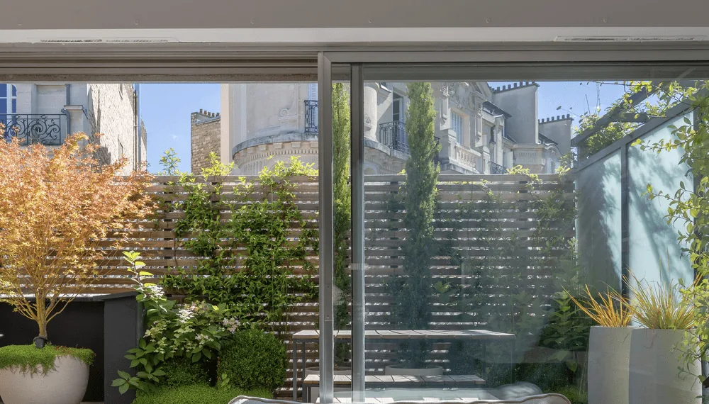 Niché sur les toits de Neuilly