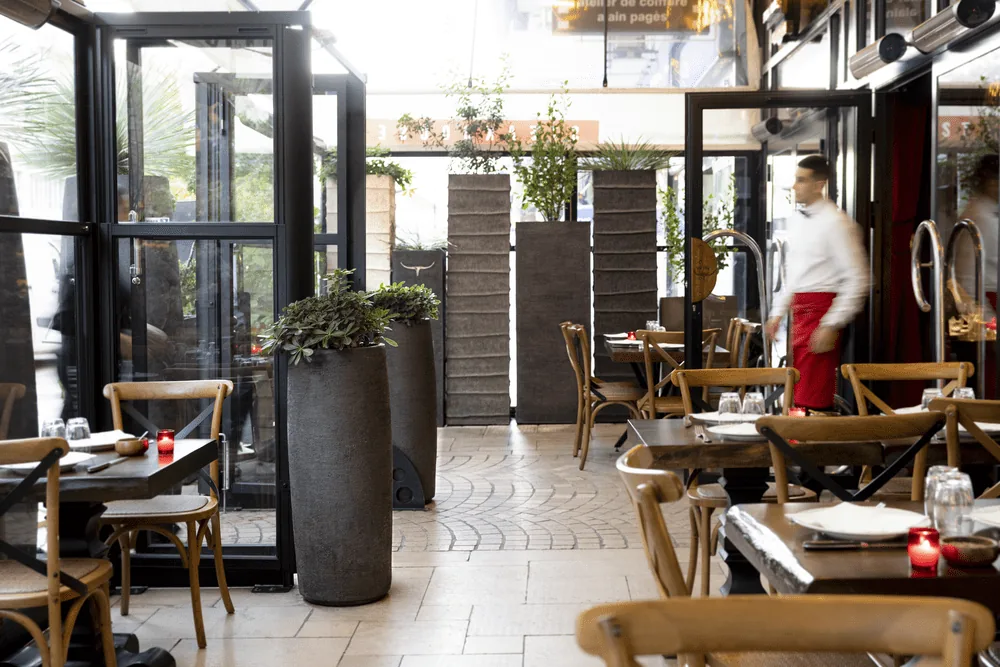 Terrasse intime dans un grand restaurant — photo 3