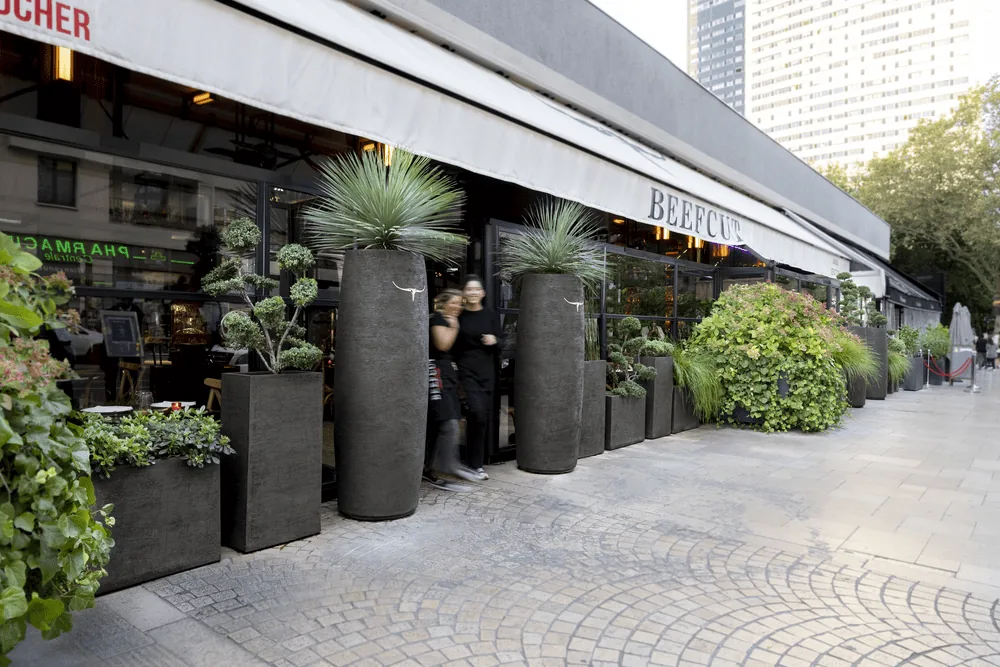 Terrasse intime dans un grand restaurant — photo 7