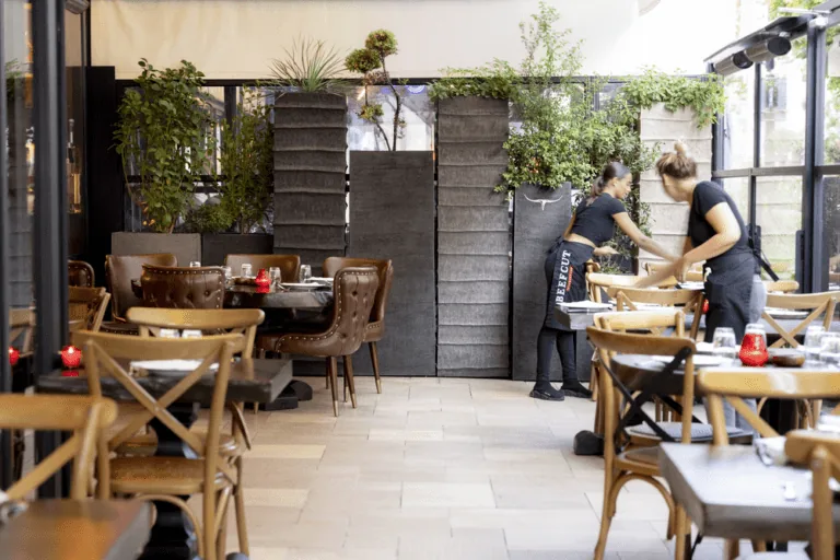 Terrasse intime dans un grand restaurant